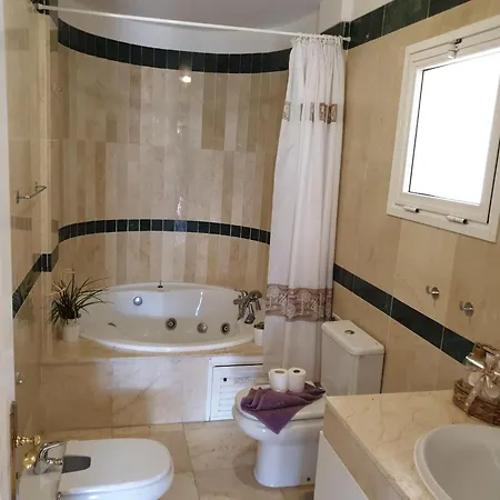 Mit Beheiztem Gemeinsamem Pool By Interhome אדחה